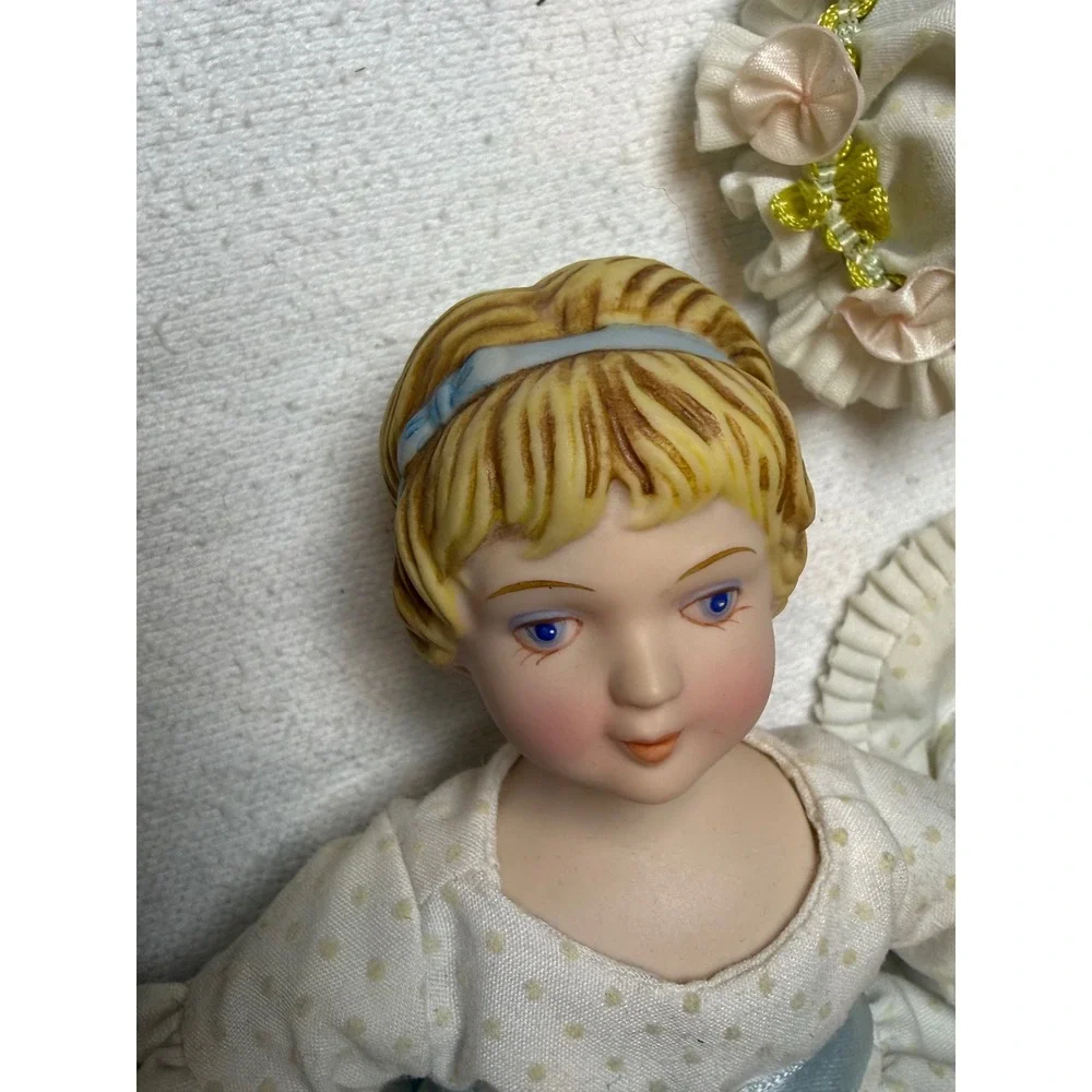 Avon 1983 Porcelain Doll Blonde Blue Eyes Victorian Dress Bonnet Collectible‎